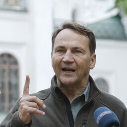 Sikorski: NATO peaks hakkama Vene droone ja rakette juba Ukraina kohal alla tulistama