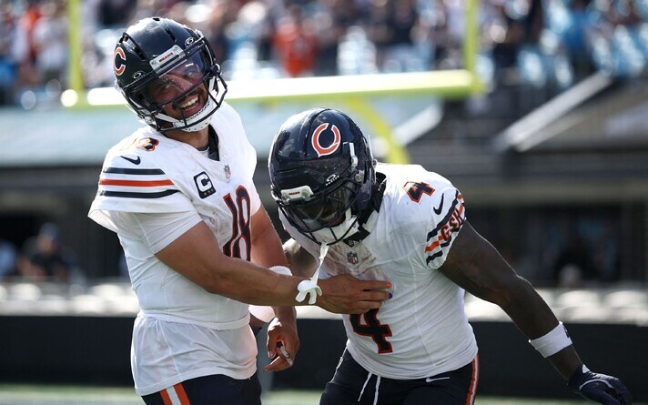 Chicago mängujuht Caleb Williams ja jooksja D'Andre Swift