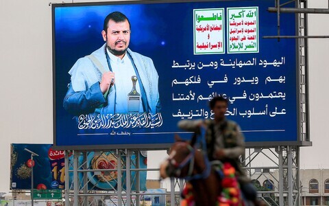 Mees hobusel Jeemenis Huthi liidri Abdel Malek al-Huthi juudivastase s&otilde;numiga plakati ees