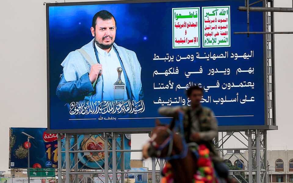 Mees hobusel Jeemenis Huthi liidri Abdel Malek al-Huthi juudivastase s&otilde;numiga plakati ees