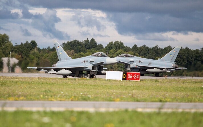 Истребители Eurofighter ВВС Германии на авиабазе Эмари.