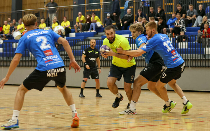 Andrei Basarabi (kollases) resultatiivne mäng aitas Viljandi HC/Leonhard Weissi võiduni.