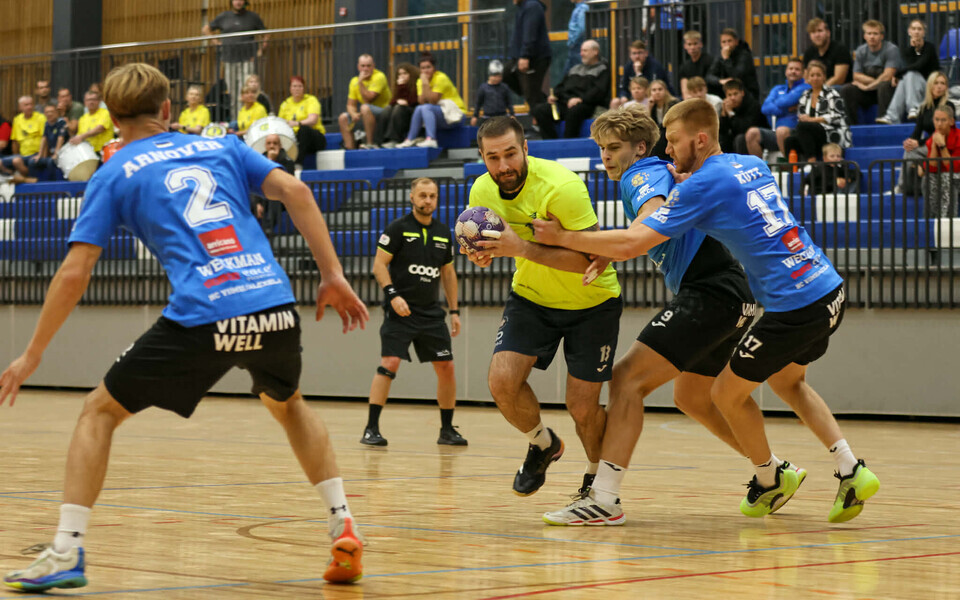 Andrei Basarabi (kollases) resultatiivne mäng aitas Viljandi HC/Leonhard Weissi võiduni.