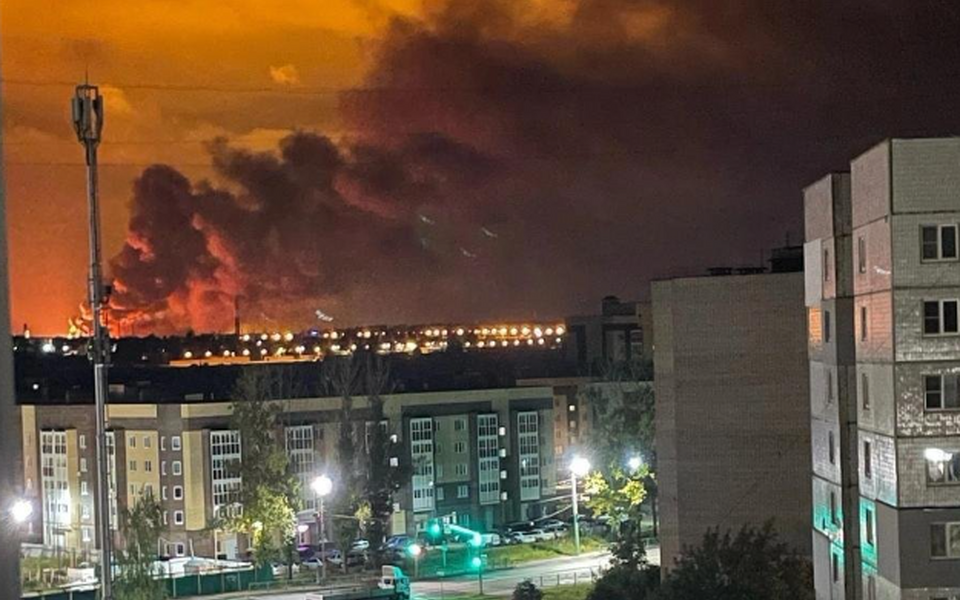Ukraina &otilde;hur&uuml;nnakus tabamuse saanud Jaroslavli naftat&ouml;&ouml;tlemistehase p&otilde;leng.