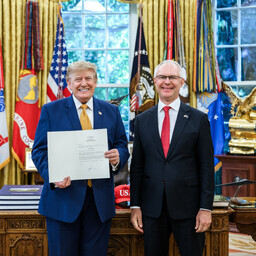 Piltuudis: Hanso andis Trumpile üle volikirja