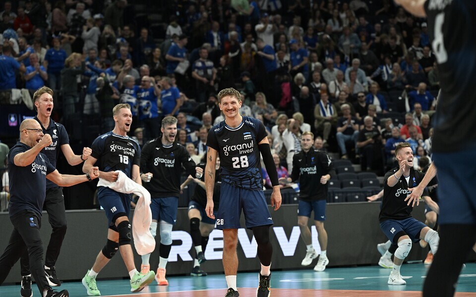 Eesti võrkpallikoondislased Soome üle võetud võitu tähistamas