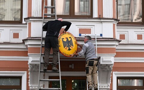 Снятие государственной символики символики Германии с немецкого консульства в Санкт-Петербурге.