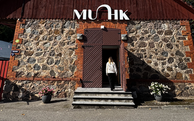 Основное здание Познавательного центра сельской жизни MUHK.