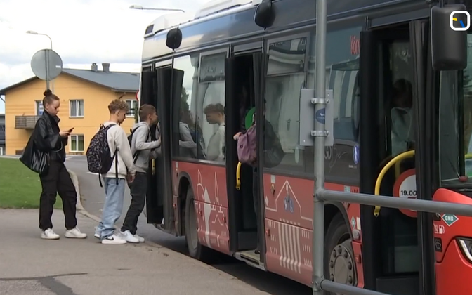 Overcrowded buses leaving Tartu suburb students behind