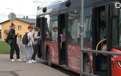 Students boarding a Tartu city bus by Kõrveküla Basic School.