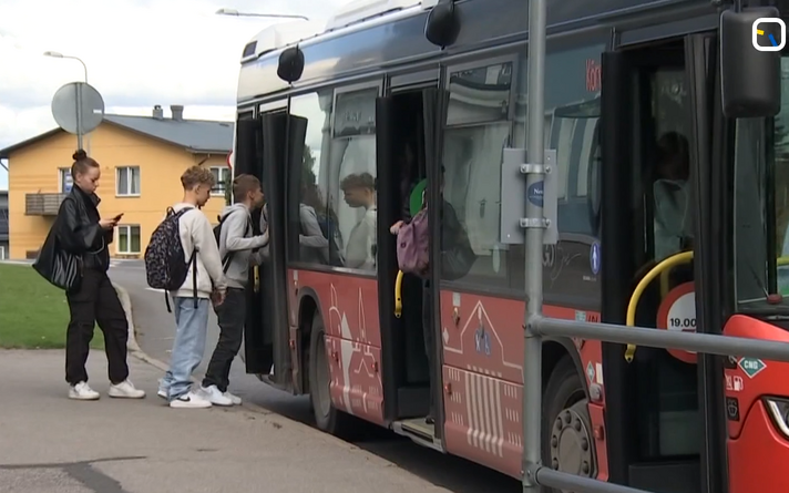 Students boarding a Tartu city bus by Kõrveküla Basic School.