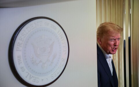 USA president Donald Trump oma lennukis ajakirjanikega vestlemas.
