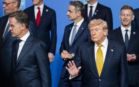USA president Donald Trump NATO tippkohtumisel koos teiste riikide liidritega &uuml;hispildiks valmistumas.