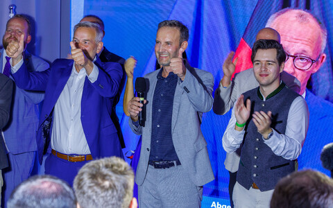 Partei Alternatiiv Saksamaale (AfD) juhid Mecklenburg-Vorpommerni liidumaa valimiste j&auml;rel hea tulemuse &uuml;le r&otilde;&otilde;mustamas. Taustaekraanil kantsler Friedrich Merz.