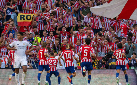 Madridi Atletico mängijad fännidega tähistamas