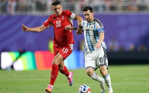 Granit Xhaka (vasakul).