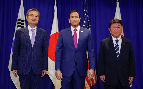 L&otilde;una-Korea v&auml;lisminister Cho Hyun (vasakul), USA v&auml;lisminister Marco Rubio ja Jaapani v&auml;lisminister Toshimitsu Motegi esmasp&auml;eval New Yorgis peetud kohtumise eel.