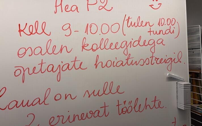 A message on a whiteboard telling students the teacher will be at the warning strike in Paide High School.