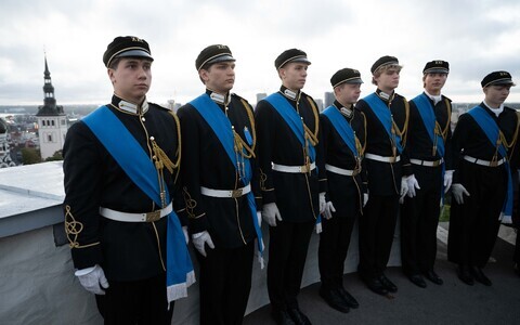 Students from Tallinn School No. XXI’s flag guard hoisted the Estonian blue-black-white for Resistance Day, September 22, 2026, and were given a tour of the Riigikogu by Speaker Lauri Hussar.