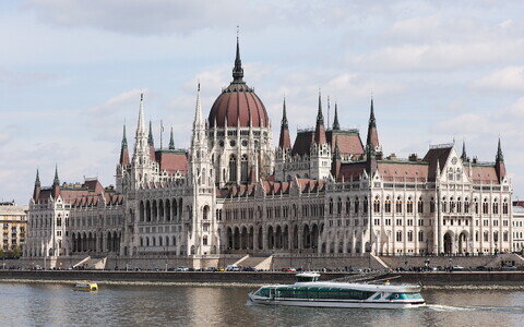Здание парламента Венгрии на берегу реки Дунай.