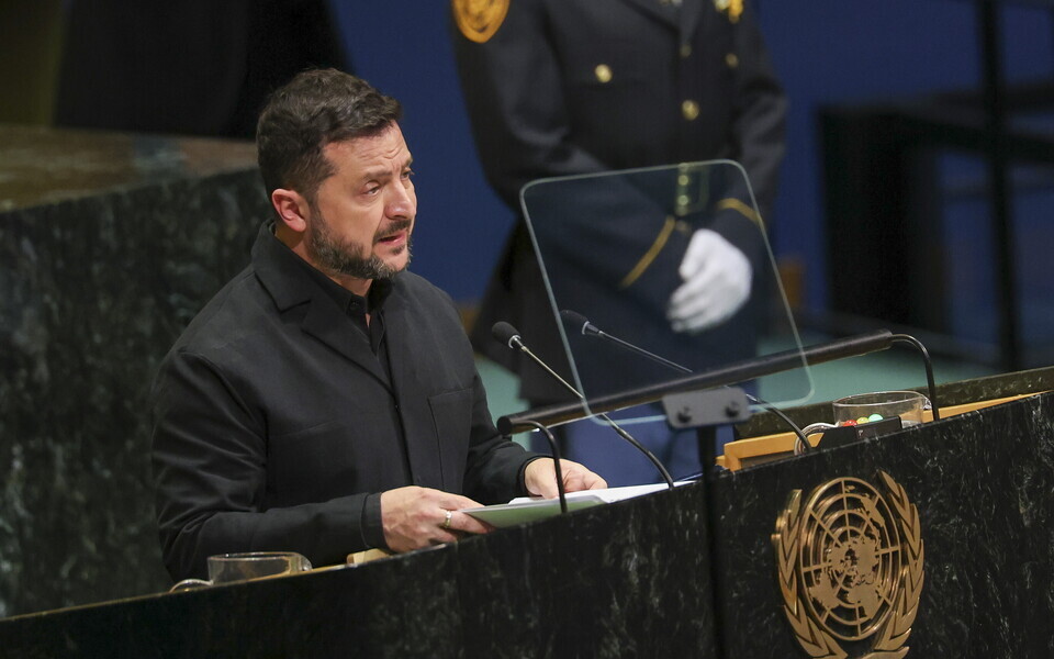 Ukraina president Volod&otilde;m&otilde;r Zelenski &Uuml;RO Peaassambleel k&otilde;net pidamas.