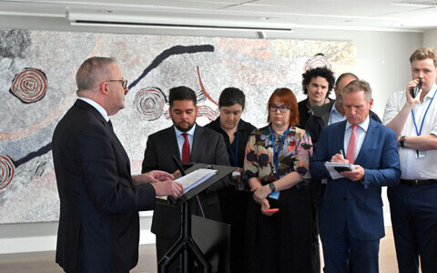 Austraalia peamnister Anthony Albanese &Uuml;RO-s ajakirjanikele AI-agendi h&auml;kkimisest teatamas.
