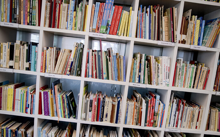 Книжная полка в библиотеке.