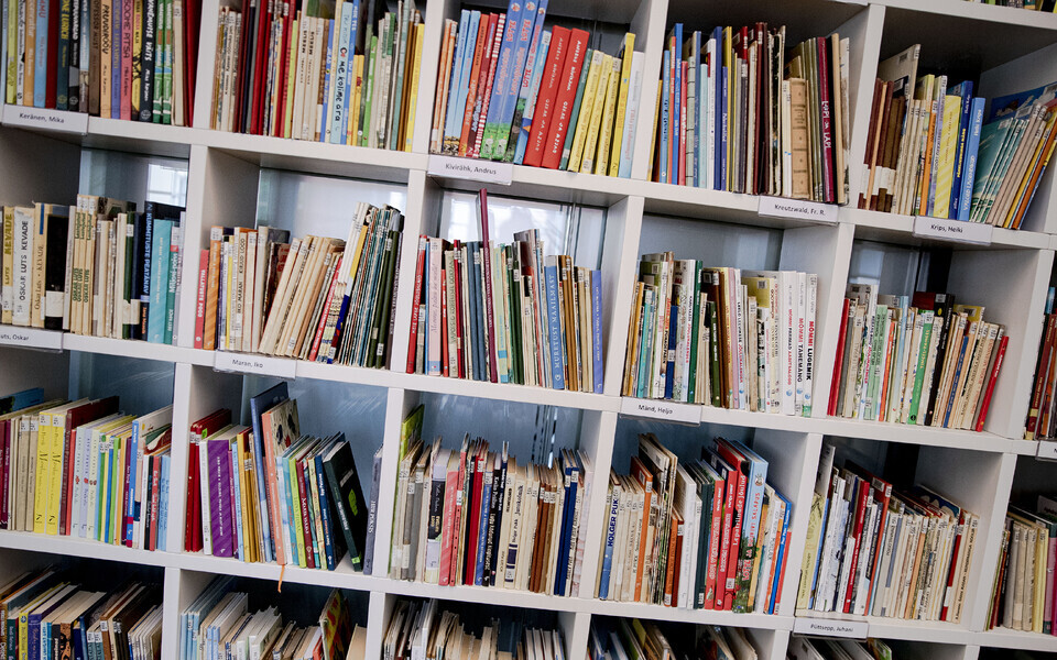 Книжная полка в библиотеке.