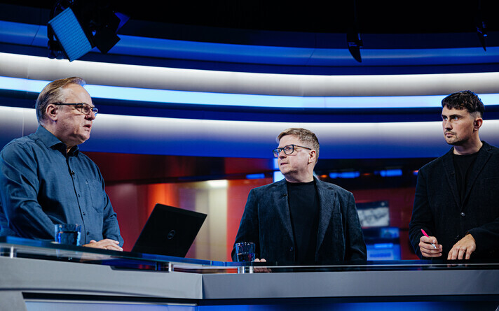 Expert Aivar Voog (left) and journalists Urmet Kook and Joosep Värk on the web program.
