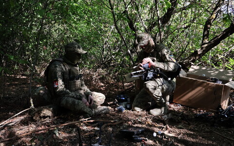 Украинские военные готовят к запуску FPV-дрон в Запорожской области.