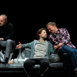 VAT teatris esietendub meeste sõprusest rääkiv lavastus "Kuuratsanikud"