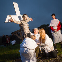 Galerii: Koplis toimus performance "Florian Wahli ristilöömine"