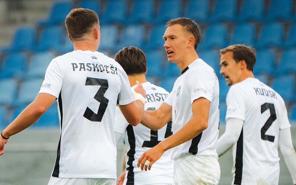 Maksim Paskotši ja Rasmus Peetson Eesti väravat tähistamas