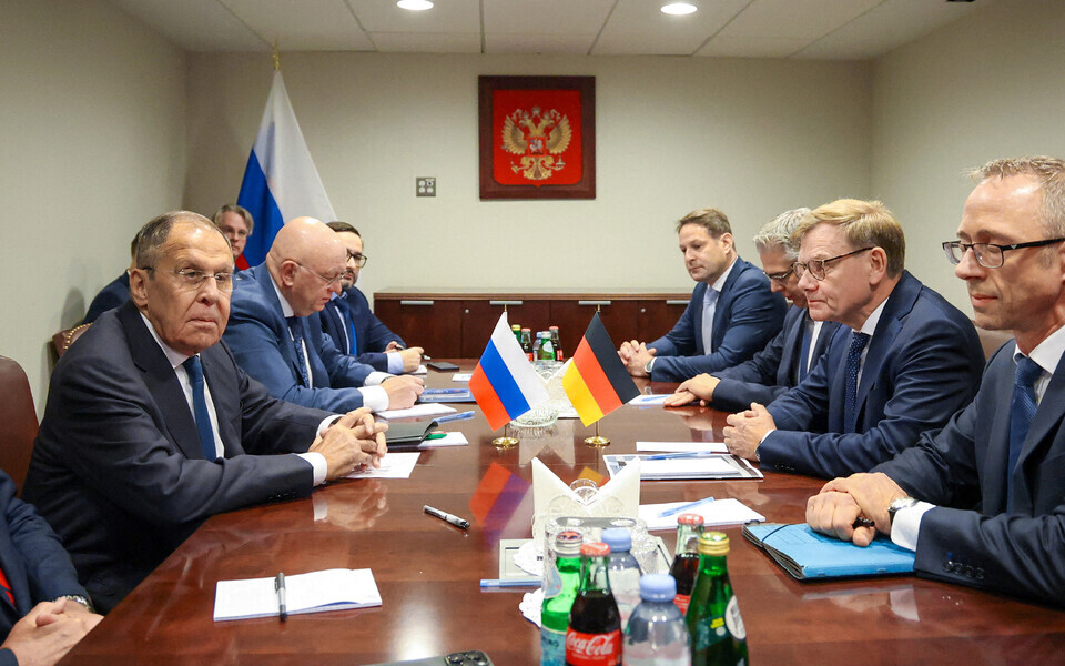 Встреча российской и немецкой (справа) делегаций в ООН.