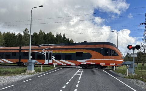 An Elron locomotive at a traffic crossing.