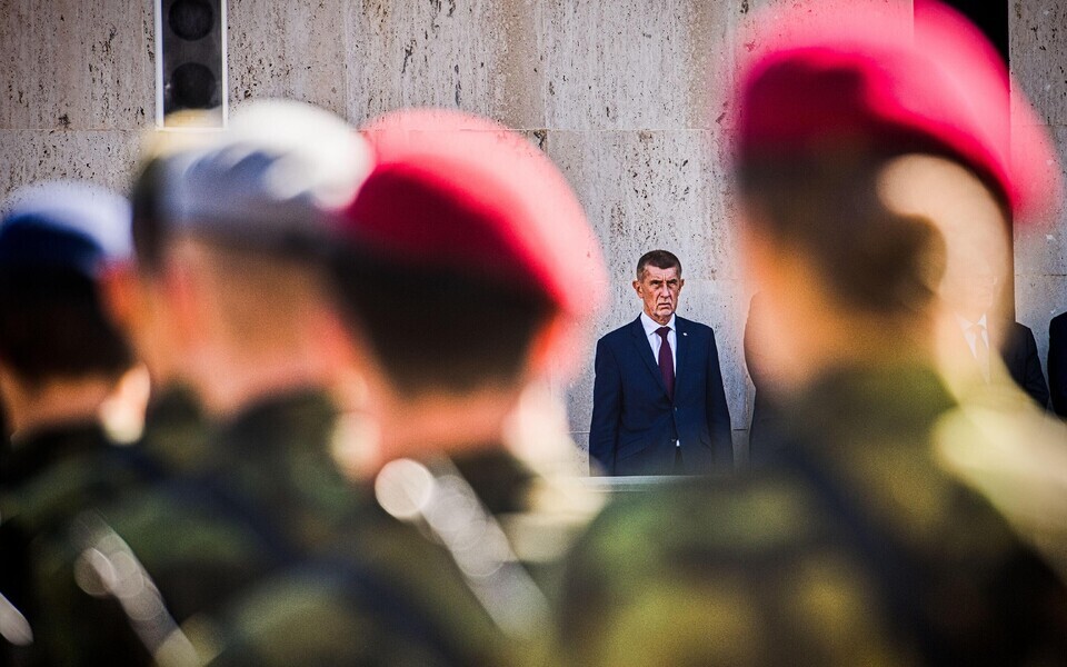 T&scaron;ehhi peaminister Andrej Babi&scaron; riigi s&otilde;jav&auml;eakadeemia kursantide vandeandmise tseremoonial.