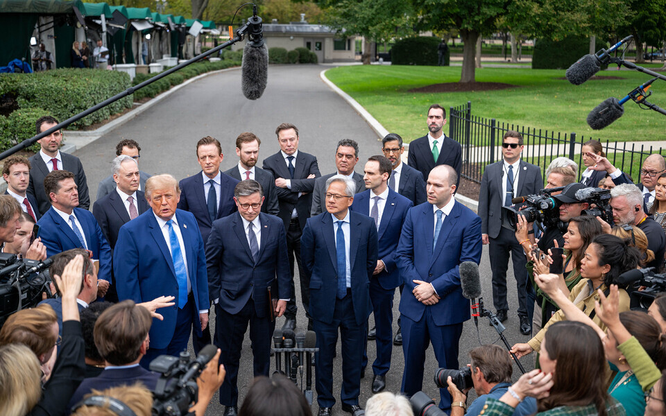 USA president Donald Trump koos tehnoloogiaettev&otilde;tete juhtidega Valge Maja juures ajakirjanikega r&auml;&auml;kimas.