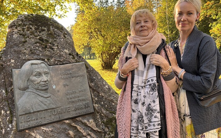 Tohvelmani auhinna laureaat Eve Mutso asetas lilled Helmi Tohvelmani mälestuskivi juurde Lõõlas ja külastas tema sünnikohta Kuuramatsi talus.