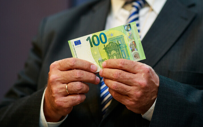 A €100 bill.