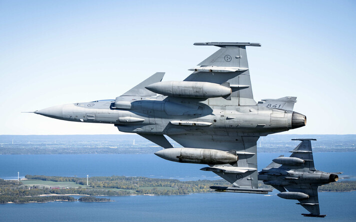 Шведские многоцелевые истребители JAS 39 Gripen.