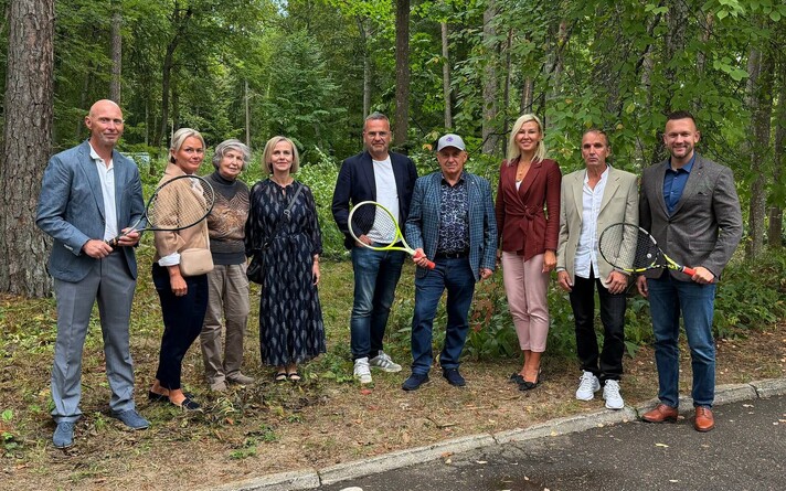 From left: Erki Jaanson and other signatories of the Narva‑Jõesuu racket‑sports center agreement.