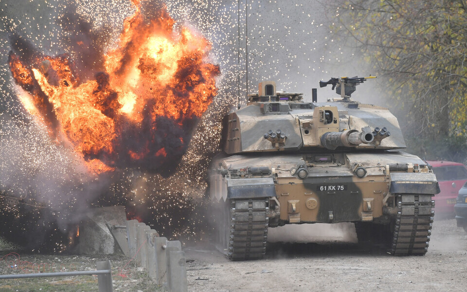 Briti tank Challenger 2 &otilde;ppustel. V&auml;idetavalt v&otilde;isid Ukraina &uuml;ksused kasutada neid taas lahingus Vene v&auml;gede vastu.