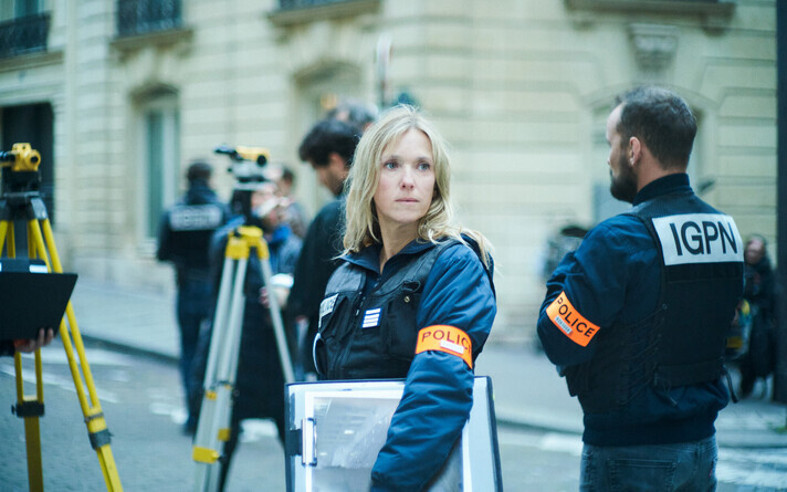 Léa Drucker sisejuurdluse uurija Stéphanie Bertrandina filmis „Juhtum 137“.