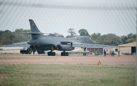 USA strateegiline pommituslennuk Rockwell B-1 Lancer Briti &otilde;huj&otilde;udude baasis RAF Fairford.