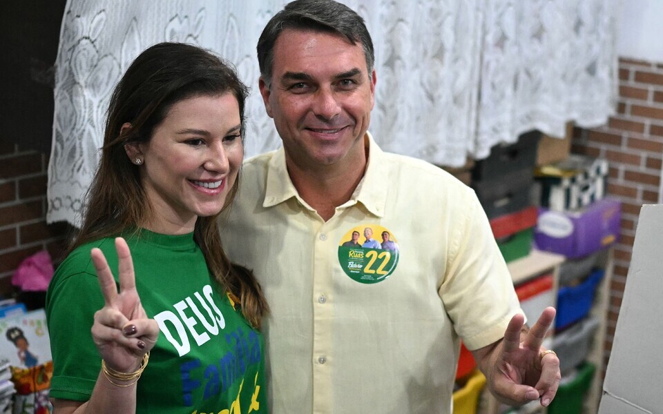 Brasiilia presidendivalimiste esimese vooru &uuml;llatuslikult v&otilde;itnud Flavio Bolsonaro koos oma abikaasa Fernandaga.