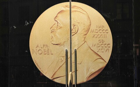 Lisaks rahalisele auhinnale saavad laureaadid Nobeli bareljeefiga kuldmedali ja diplomi.