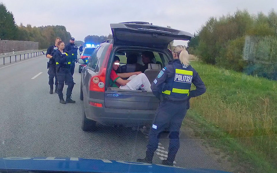 Politsei pidas kinni ebaseadusliku r&auml;nde korraldamises kahtlustatavad