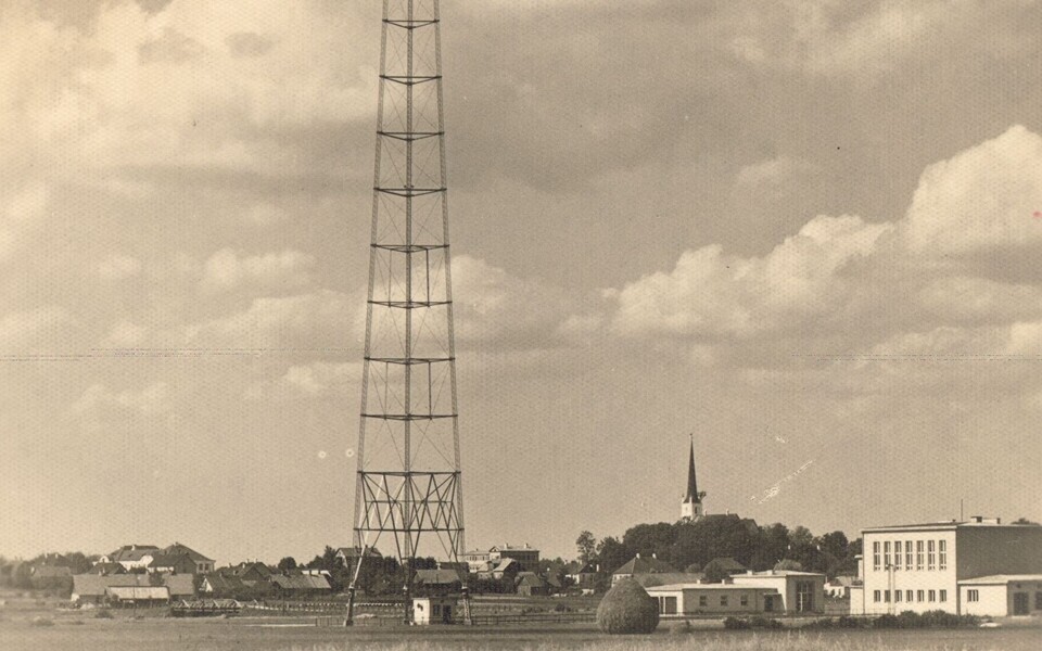 T&uuml;ri raadiomast oli aastatel 1937&ndash;1941 T&uuml;ril asunud ainulaadne 196,6 meetri k&otilde;rgune vabaltseisev raadiomast, mis oli oma aegu k&otilde;rgeim ehitis Baltikumis