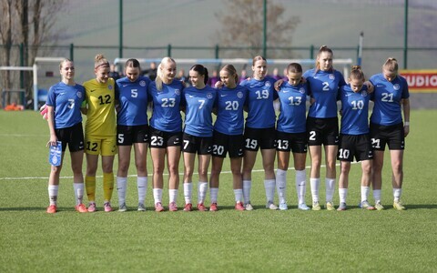 Eesti U-19 jalgpallinaiskond enne mängu San Marino vastu