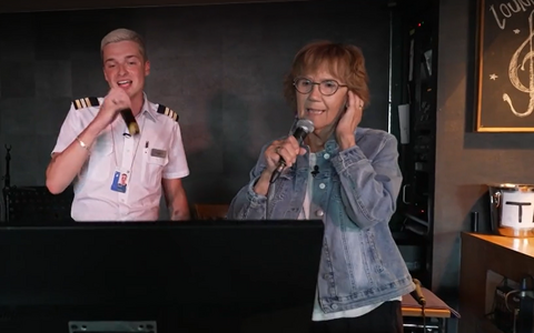 Tallinki kruiisijuht Rami Kiiskinen ja Reet Linna Tallinki laeva karaokebaaris karaoket laulmas